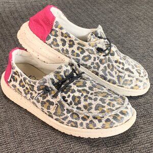 Hey Dude Girls Wendy Youth Linen Cheetah Print Slip-On Shoes Size Y2-L3 pink